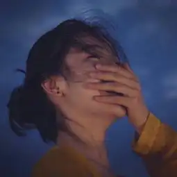 qq头像伤感女生哭泣图片成长的道路没有人跟你感同身受