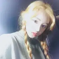 染头发的站一排.