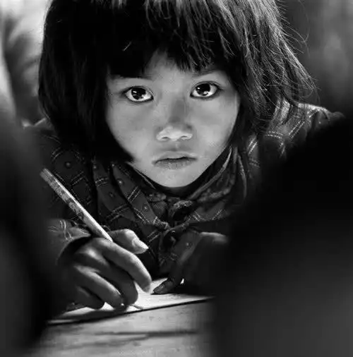 当年被拍下大眼睛照片,渴望读书的8岁小女孩,现如今怎样了