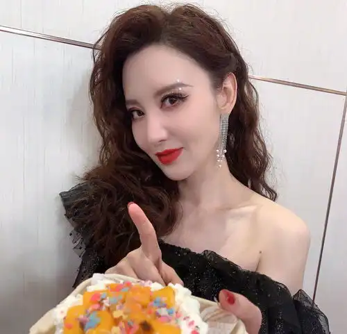 伊能静深夜发文吐槽,直言被节目组针对,为何52岁还是少女脾气