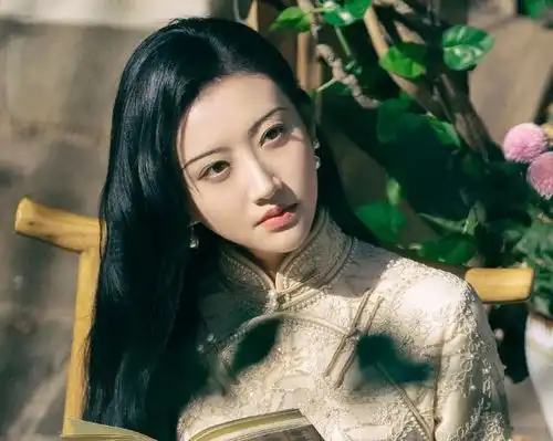 安徽一名美术老师走红了,眉目如画,如同古典美女,绘画水平不低