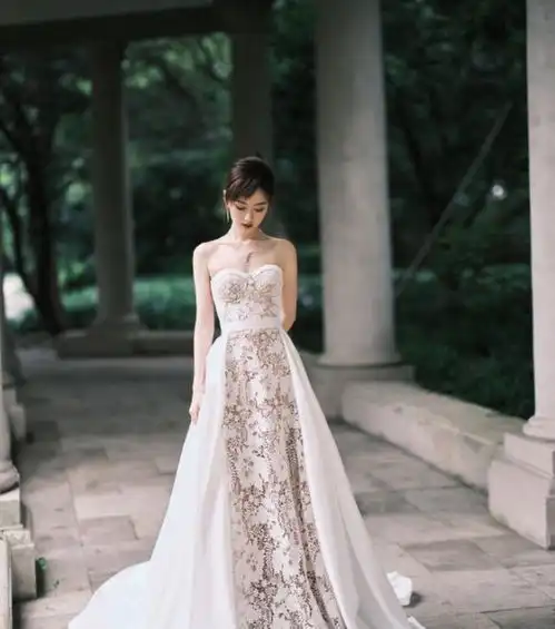 毛晓彤美成大女主,星空蓝钻抹胸裙又纯又欲,被赞人美智商高