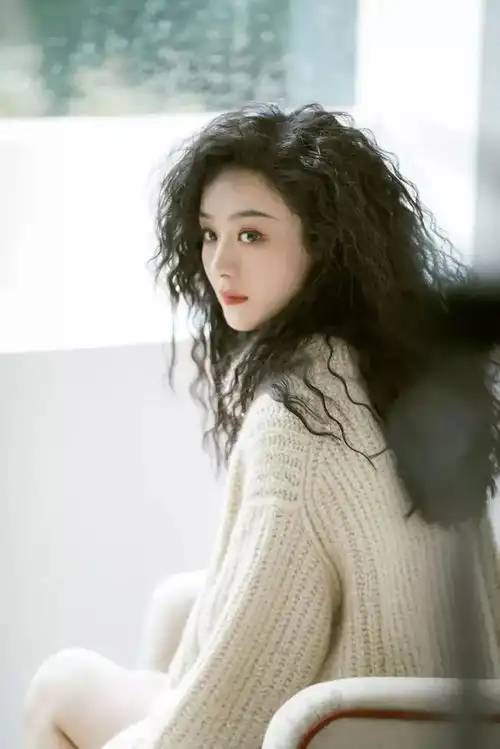 美女赵丽颖温婉惊艳,甜笑乖巧,粉嫩可爱