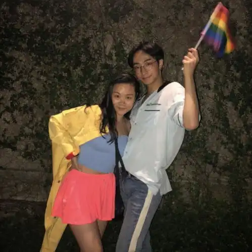 伊能静儿子哈利和美女合影,手搭美女肩膀自拍,二人齐秀大长腿