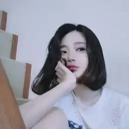 一张白色衣服头上卡眼镜双手托腮的女生头像