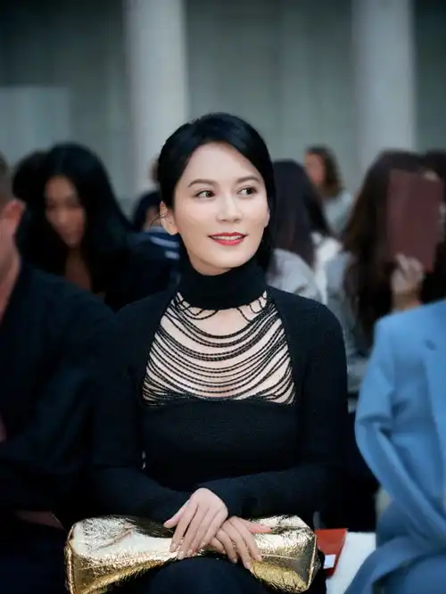 女神出行48岁俞飞鸿越来越有气质,全黑look配白长靴简约又时髦