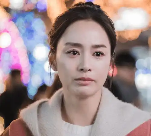 41岁金泰希气质大变,曾是韩国第一天然美女,两年生两胎眼神疲惫