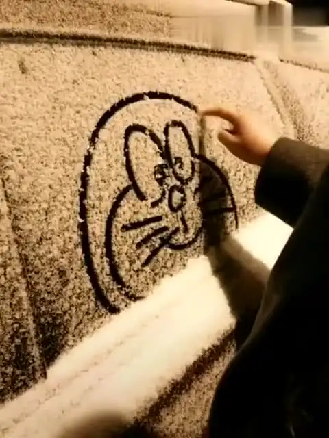 美女车窗手绘叮当猫头像太可爱了