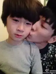 王诗龄卖萌与美女空姐合照戴飞行帽搞怪逗趣