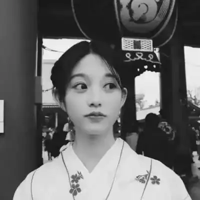 一哚傻傻的少女黑白控