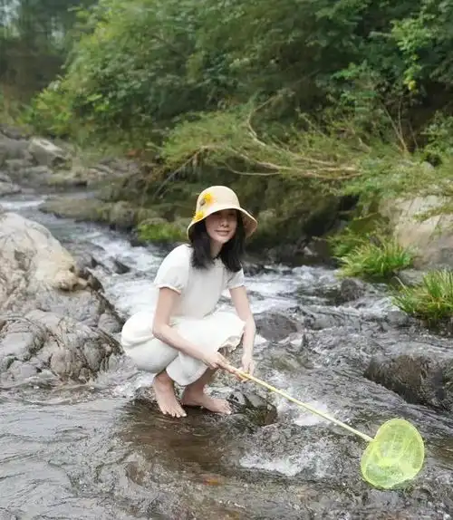 原来雷佳音妻子是位身材超棒气质超好的大美女