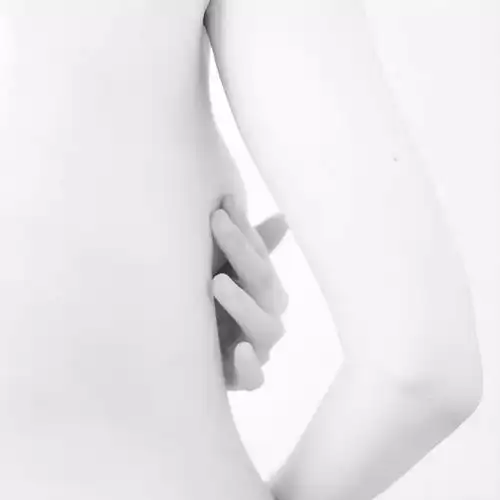 日本女摄影师镜头下的佛系摄影,清心寡欲的少女人体优雅