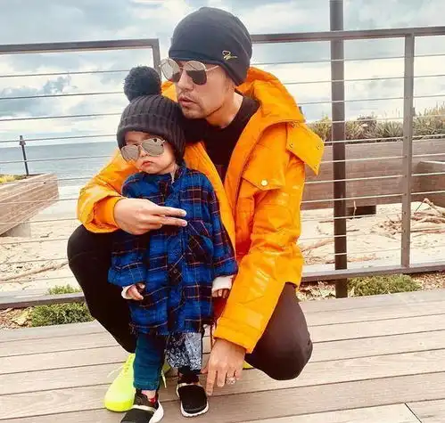 周杰伦终于开始录新歌啦朋友带奶茶来庆祝,正纠结喝哪一杯