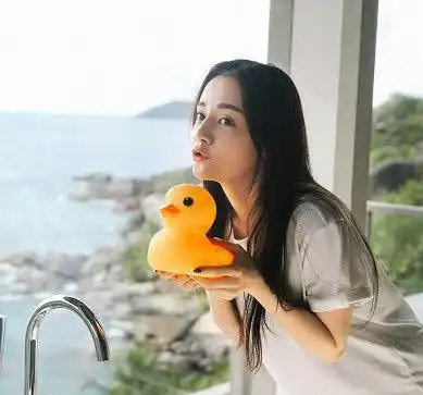 迪丽热巴被网友嫌弃腿粗,将裙角剪短10厘米后,变成了筷子腿