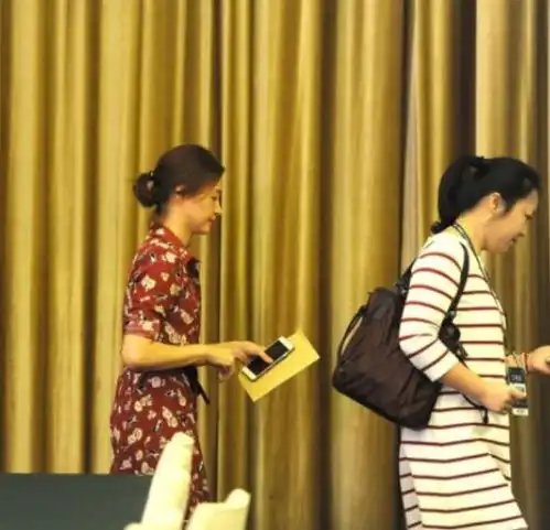董卿素颜也惊艳一袭印花裙知性优雅又有女人味,美得自然又脱俗