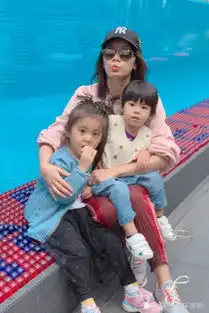 咘咘和小朋友玩过家家,咘咘扮演的是妈妈,波妞听到声音却不见人