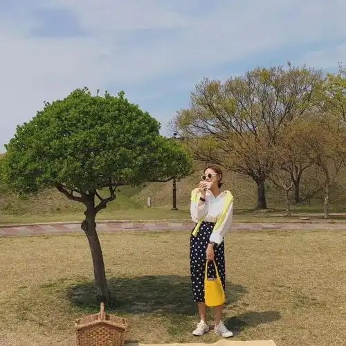 女生的纯欲风衬衫穿搭