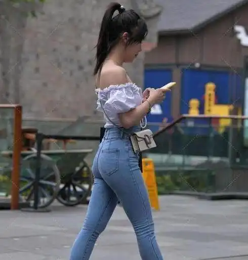 白色一字肩与浅蓝牛仔裤搭配,简洁大气