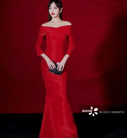 唐嫣红裙惊艳亮相华表奖尽显温婉灵动之姿