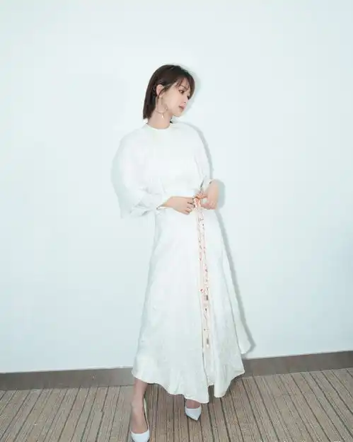 杨紫时尚得惊艳美,身穿白色连衣裙戴心形耳环,靓丽又大气