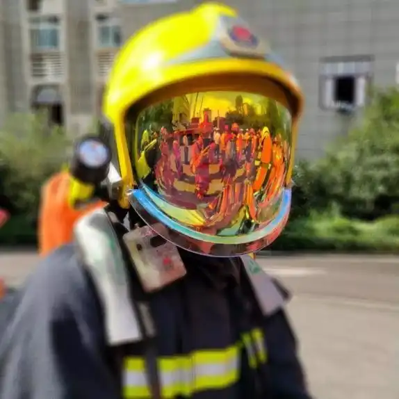 最帅背影泸州19岁消防员拎着喷火的液化气灌在高速路上狂奔