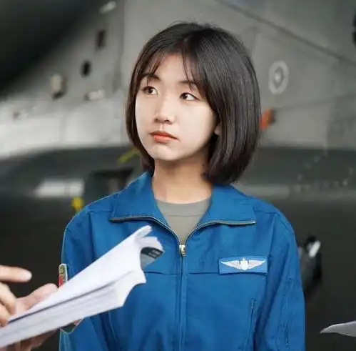 硬核奶奶82岁开飞机曾是我军美丽女飞行员,直言若有战召必回