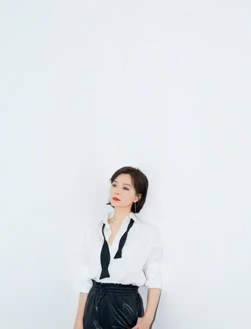 43岁陈数瘦身后气质全开,衬衫配皮裤高级优雅,状态远超20岁女星