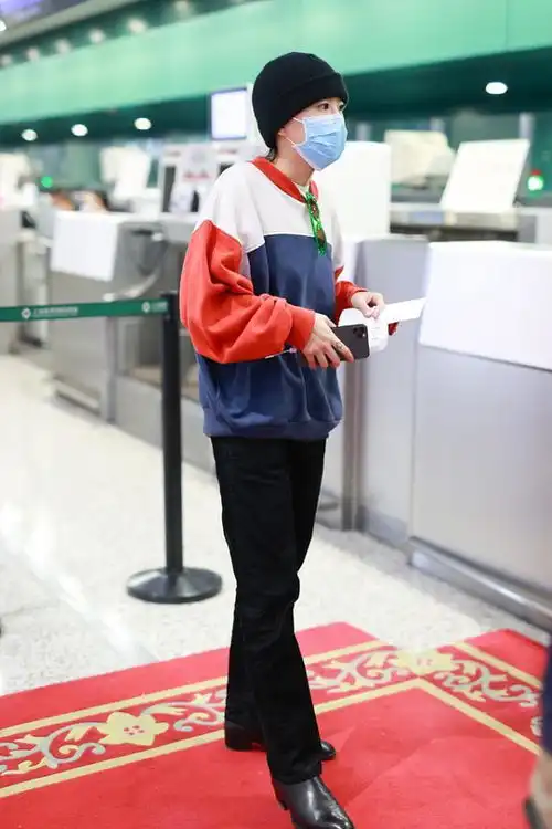 窦靖童的短发也太帅气了,穿一件黑色的卫衣,显得高冷又霸气