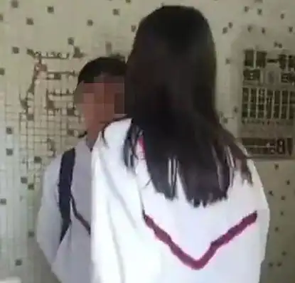 15岁女生被狂扇耳光不反抗,学校却称是好朋友打闹,原因值得深究