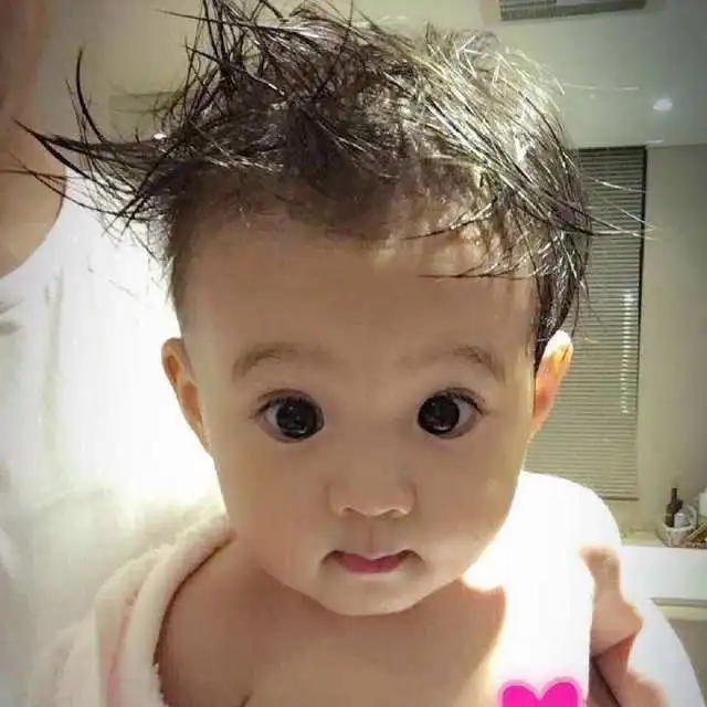 咘咘真是从小美到大,一双灵动大眼睛让网友们没有差评