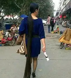 搞笑gif图妹子,你这睡姿暴露了你女汉子的本性啊,还是右边的妹子靠谱呢