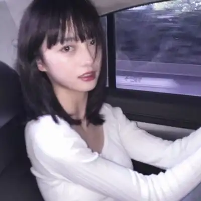 ins风时尚又很好看的女生好看头像醒来以为是自己长高了原来是被子盖横了