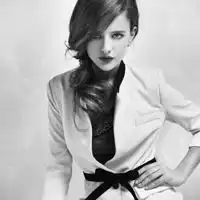 女生白色简约头像欧美