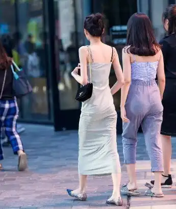 街拍美女连衣裙极具时尚感,展现成熟女性的魅力
