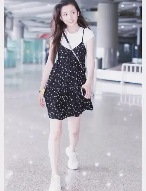 穿t恤别总配牛仔短裤,今夏最时兴这几种穿法,时髦回头率很高