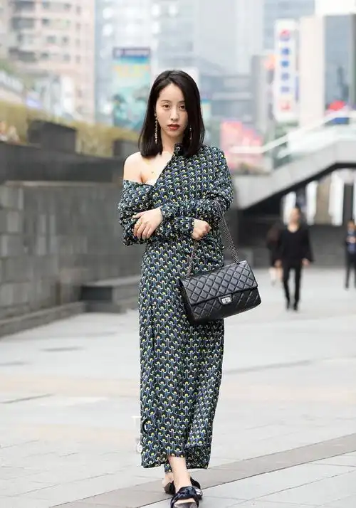 街拍小姐姐美美的香肩,能这样展示,还真是头一次见