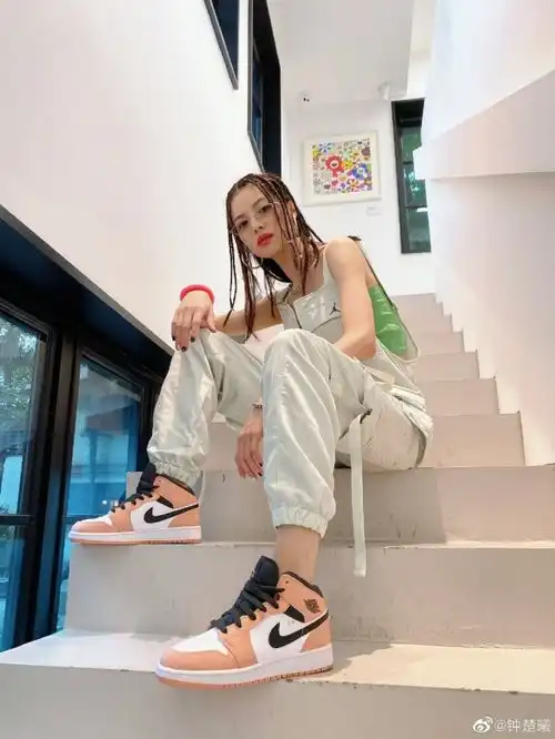 芳华里走出的两个女神,钟楚曦杨采钰碎花裙ok,谁更撩