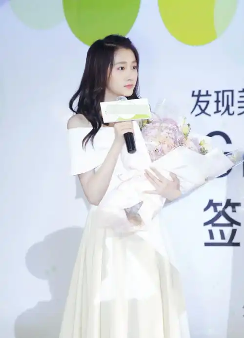 当关晓彤与孙俪穿同一款小白裙,才知道年龄和气质哪个更重要