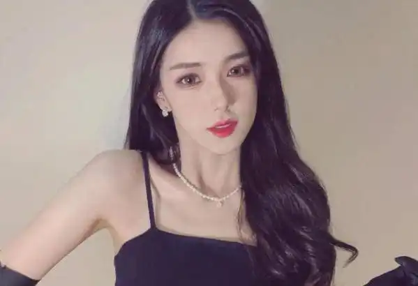 网红美女迅猛龙真容,直播翻车美颜掉落,被曝出整容前照片