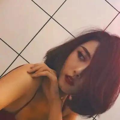 真人女头像锁骨背影