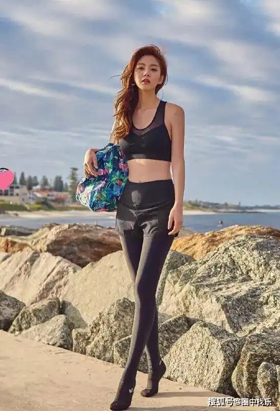 海南28岁美女晨跑生图照走红,身材凹凸有致,身材像是开了特效