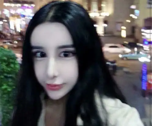 网红迪丽拉吃饭不敢张嘴被好友讽刺怕骨头歪了,脱离美颜状态瘆人