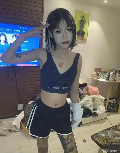 16岁纹身女当街暴打阿姨,帅气小伙仗义出手,为何却被要求道歉