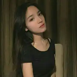 她梳双马尾这个发型合适吗