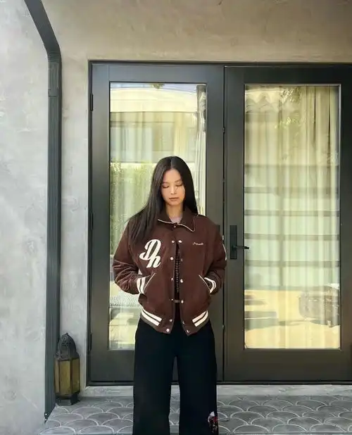 金智妮晒素颜照,鹅黄色穿搭十分温暖,素颜皮肤状态太好了吧