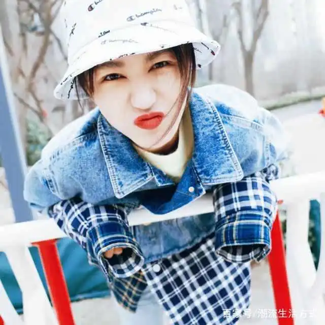 李菲儿穿拼接牛仔衣,配浅色九分裤,打扮这么清新哪像32岁