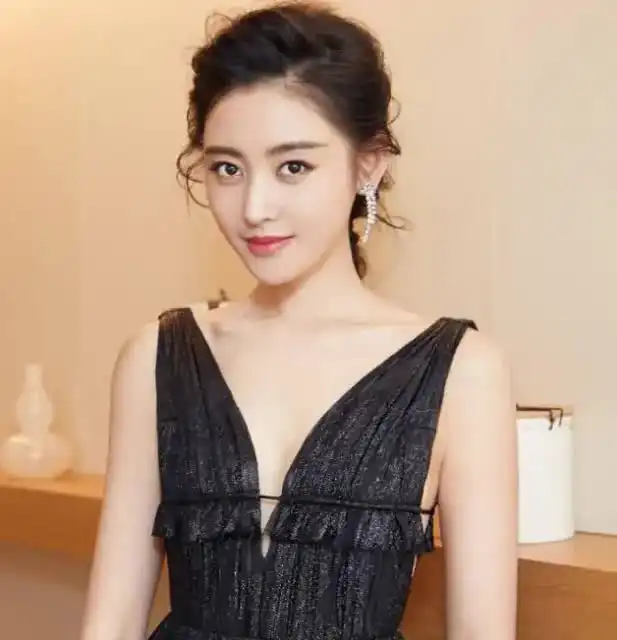 足疗界的迪丽热巴,侧颜像张天爱,令无数男网友前往洗脚