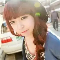 女生戴帽子的qq头像