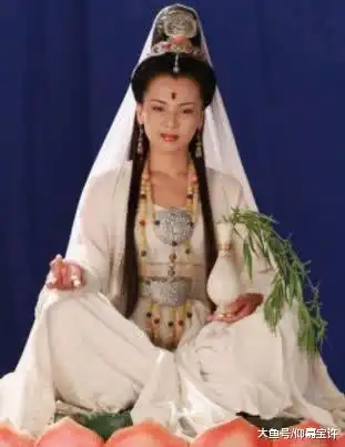 同是扮演观世音菩萨,刘涛被喊太假,她却真到让路人跪拜