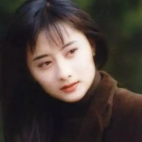 出道多年没传过绯闻,37岁嫁给爱情,如今46岁仍女神范十足